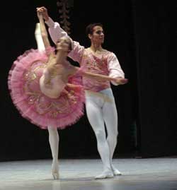 Seven Young Members of the Spanish Ballet of Cuba Defect in Mexico